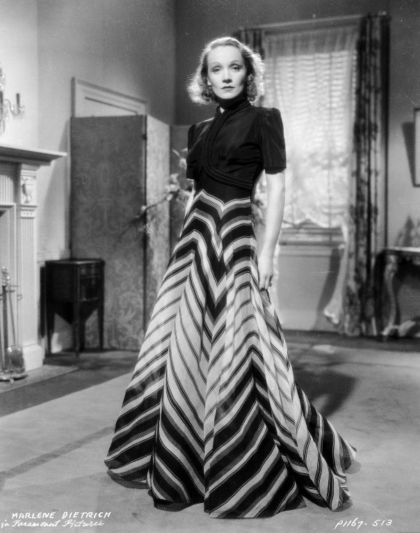 Malene Dietrich com um vestido Vionnet. 