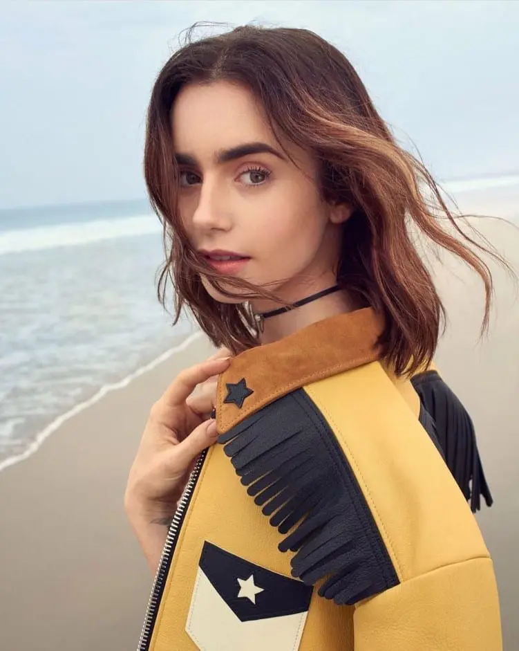  Médio em camadas da  Lily Collins