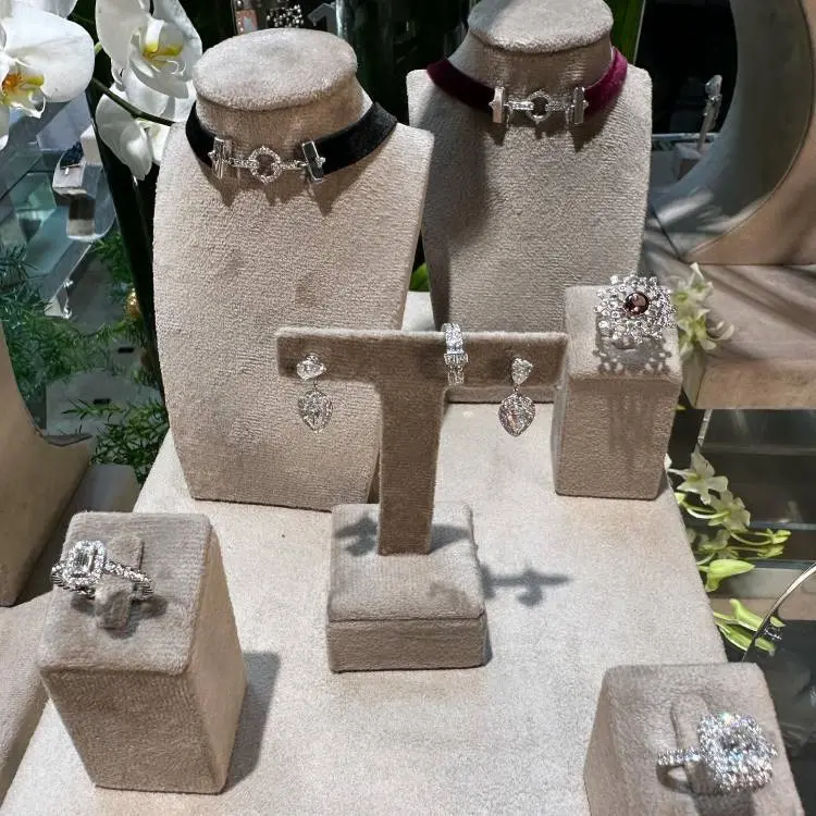Exposição de joias com brincos, aneis e choker