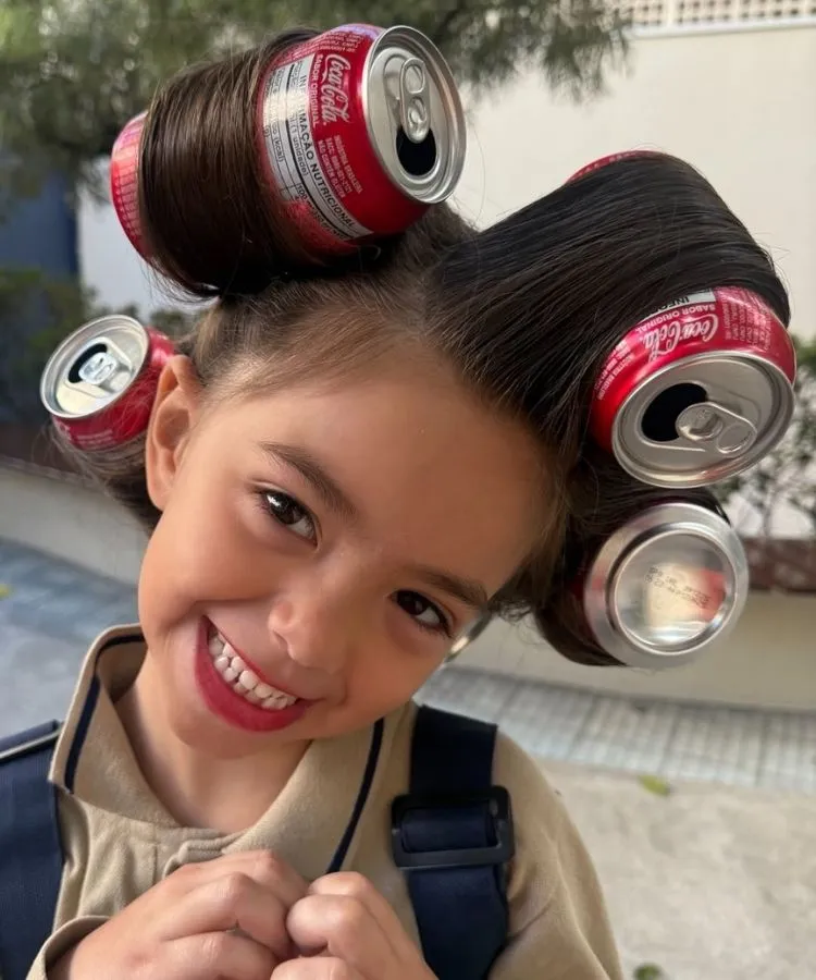 Zoe, filha de Sabrina Sato, com cabelo maluco usando latas de Coca Cola