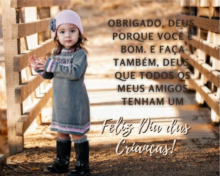 Foto de menina de pele clara perto de ponte de madeira e frase " Obrigado, Deus, porque você é bom. E faça também, Deus, que todos os meus amigos tenham um feliz Dia das Crianças!"