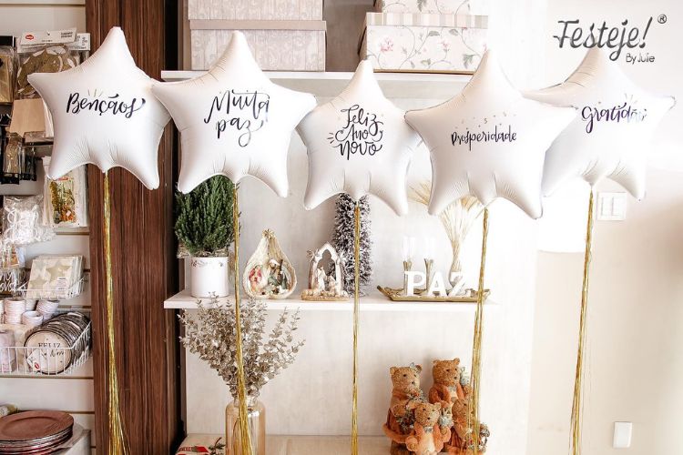 Balões de estrelas em branco, com mensagens como "bençãos", "gratidão", "feliz ano novo"... 
