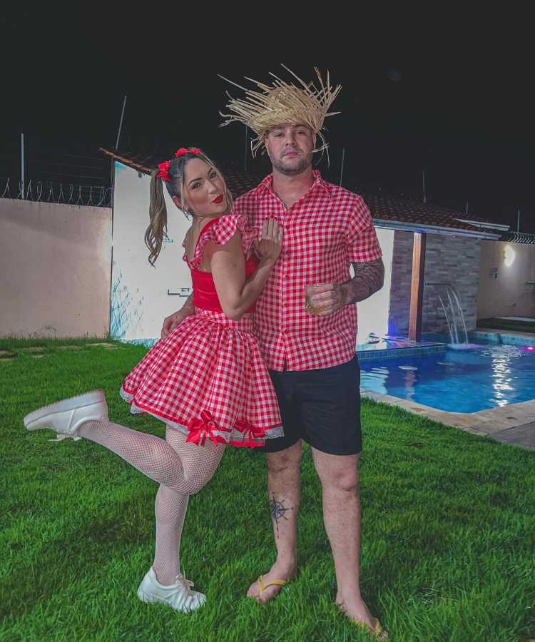 Casal com look junino combinando