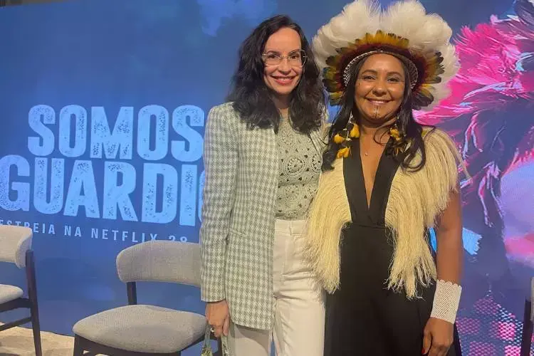 Denise Pitta posa ao lado da ativista Puyr Tembé