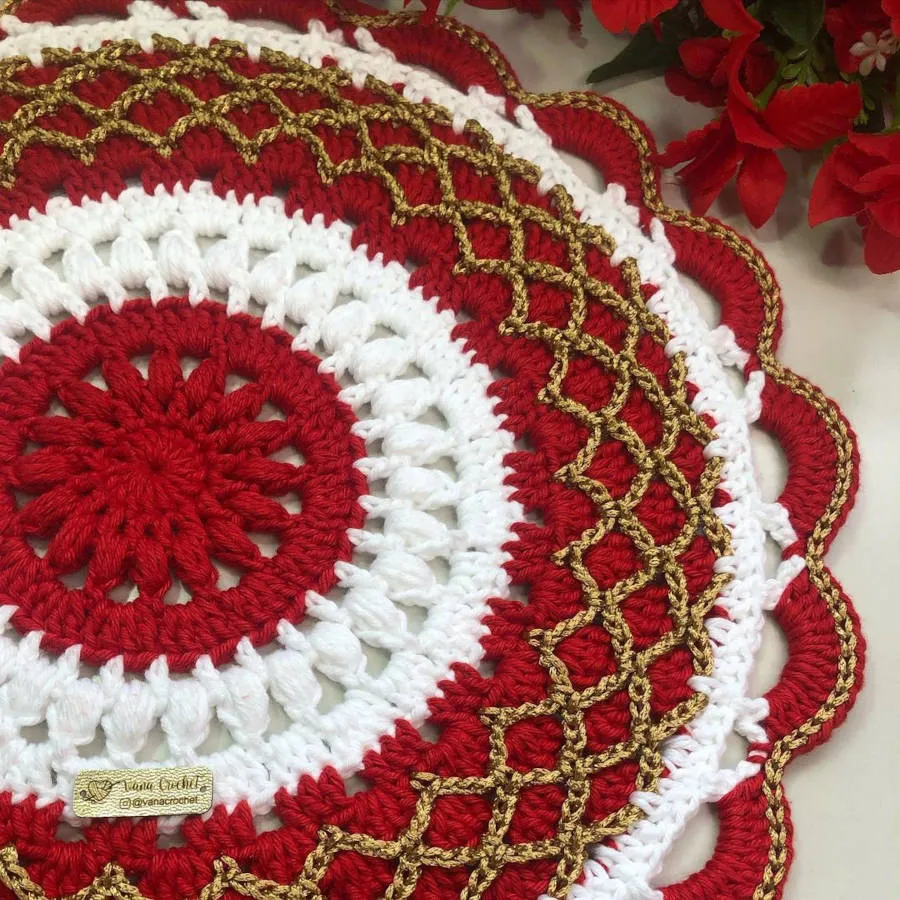 Sousplat vermelho e branco com detalhes dourados.