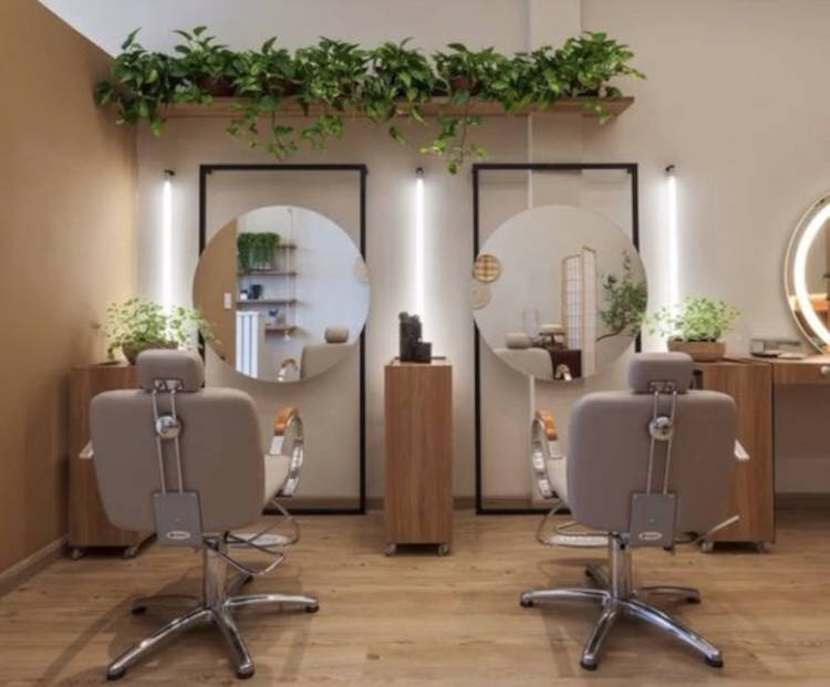 Salão de beleza com decoração com plantas.
