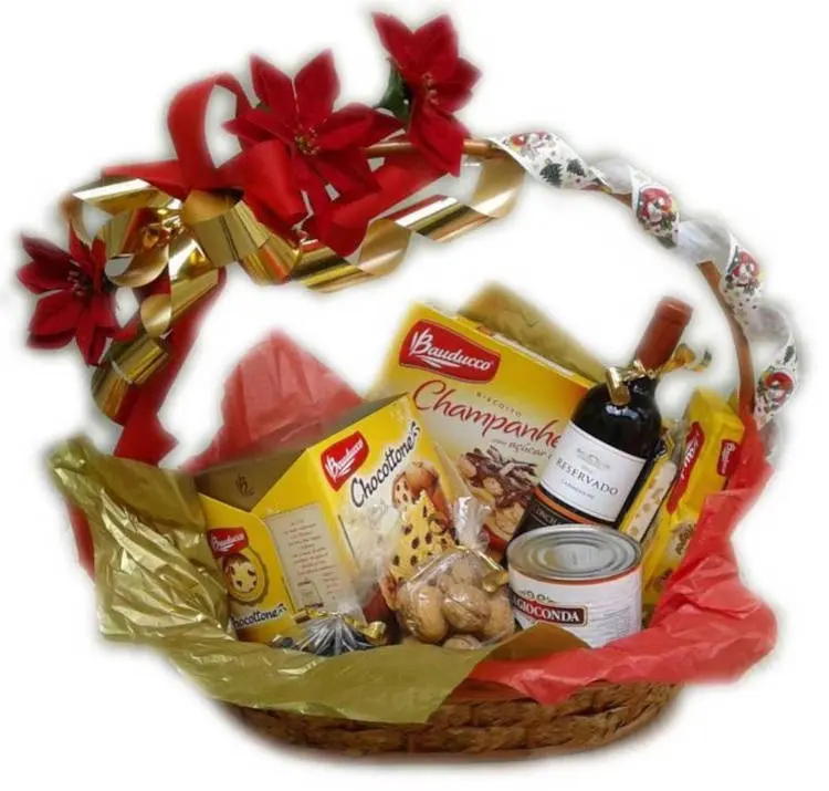 Cesta de Natal com chocotone, vinho e outra guloseimas 