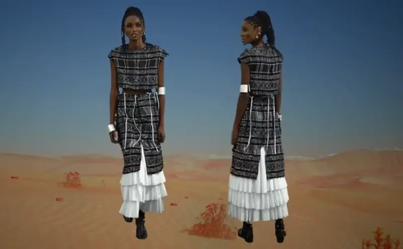 SPFW: Modelo de frente a esquerda e de costas a direita usa vestido com estamapdo preto e branco com recorte na cintura e babado em camadas na barra.