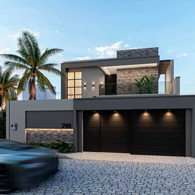 Fachada residencial com muro moderno simples com dois andares, garagem com portões pretos iluminados e número "78". Detalhes em pedra, varanda com vidro e plantas decorativas. Árvores ao fundo, céu azul, calçada de pedra e carro em movimento à esquerda.