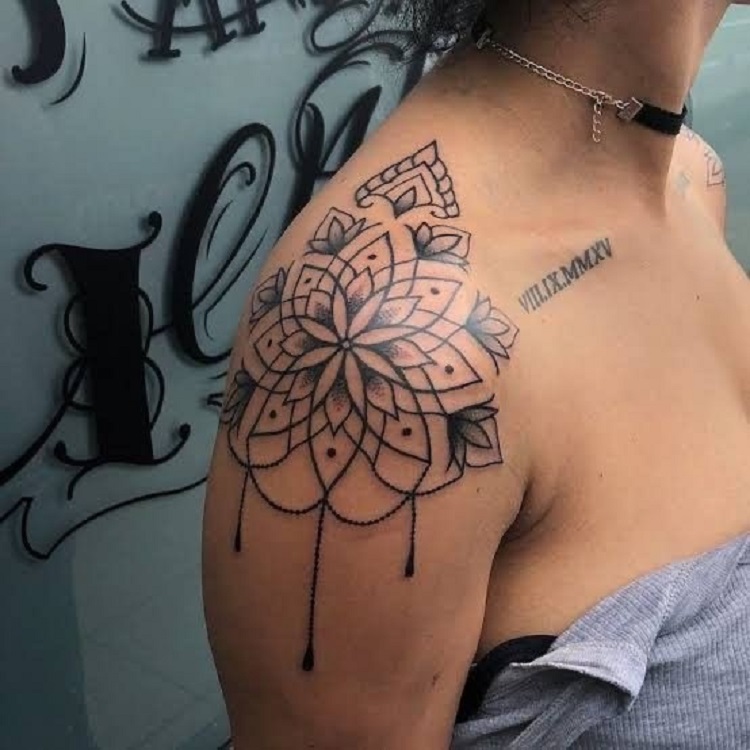 Tatuagem de mandala no ombro