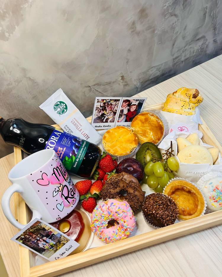 Cesta Dia das Mães com empadas, dunnets, frutas, suco, caneca personalizada, croaçã e fotos