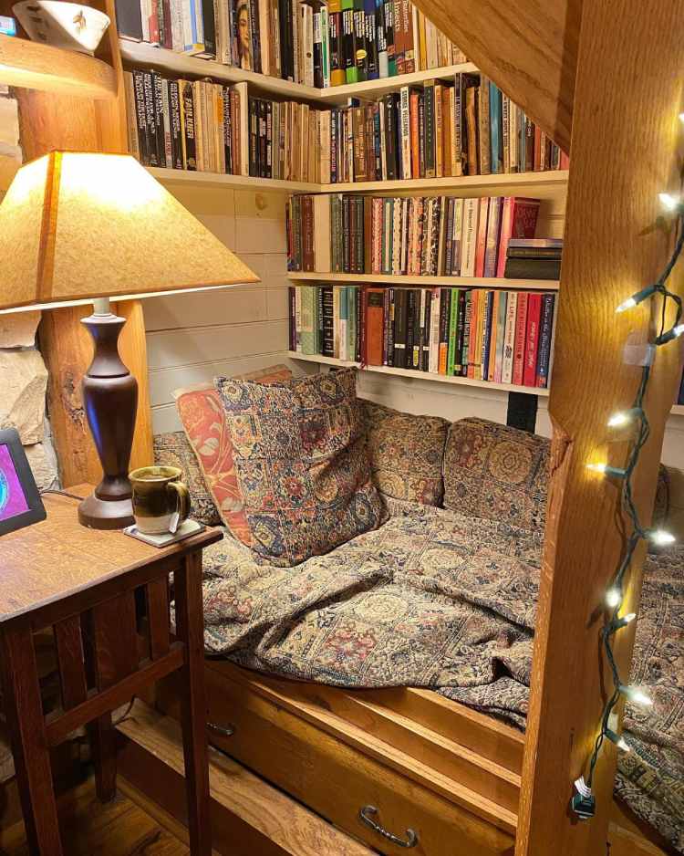 canto de quarto com livros em prateleiras
