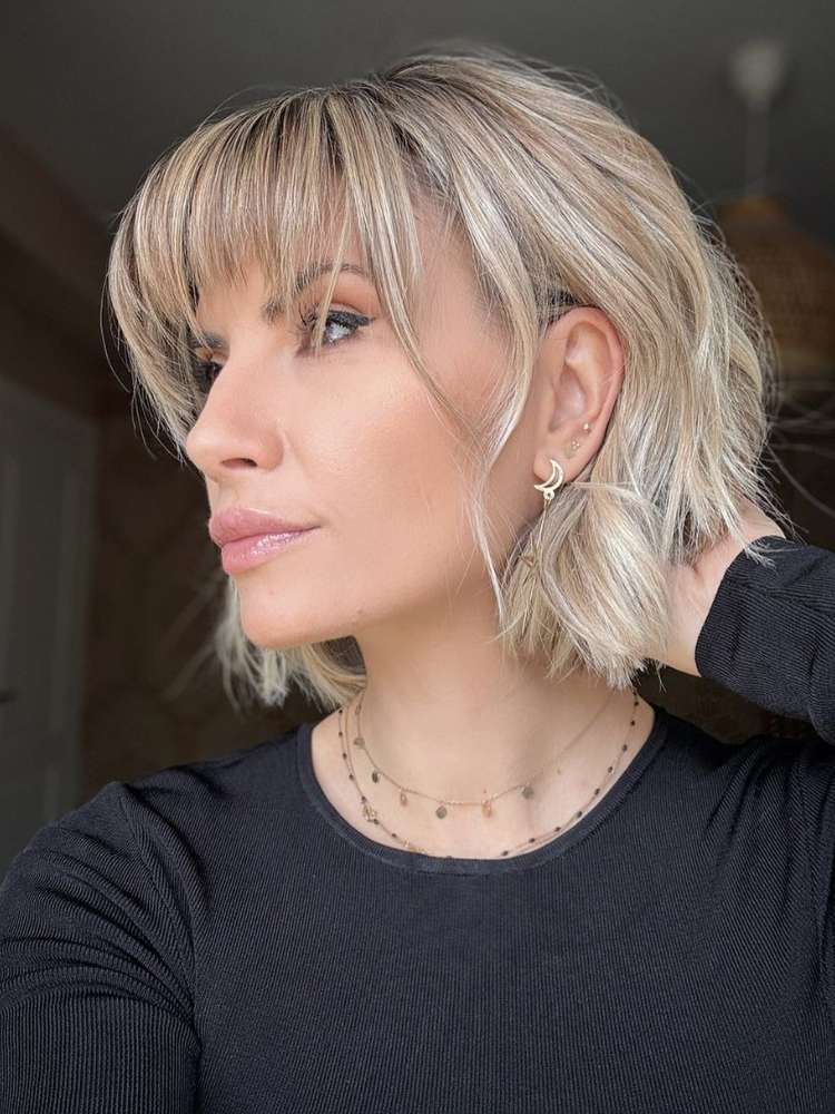 Mulher mostra corte de cabelo 2024
