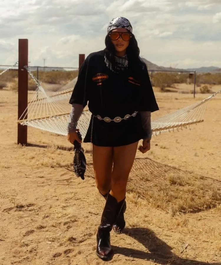 Looks para o Rock in Rio 2026 Demi Lovato: camiseta oversized com cinto e bota country