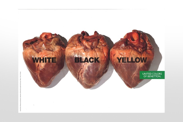 3 corações humanos, sendo um escrito "white", outro "black" e outro "yellow"