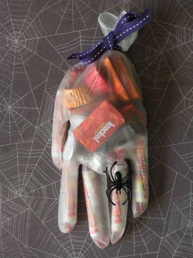 Lembrancinha de festa Halloween de luva com doces dentro