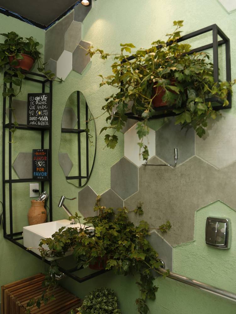 Banheiro com azulejos beges e cinzas, espelho e serralheria na bancada, nichos e pratelerias, ideia de decoração barata