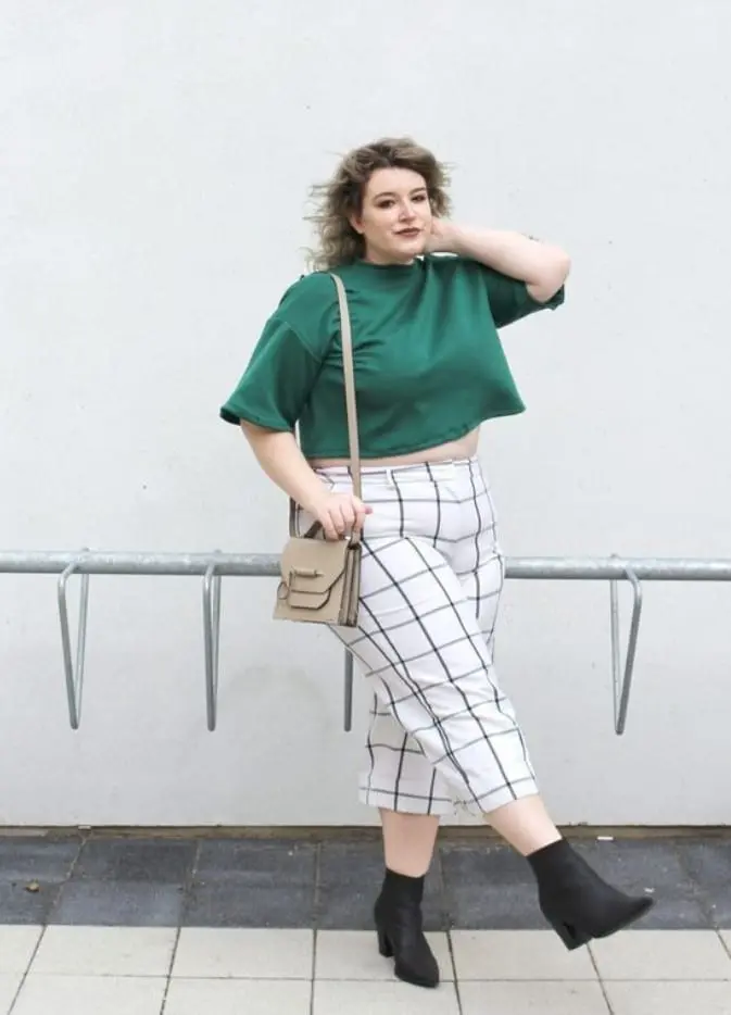 Look Sou Plus Size com calça quadriculada branca e camiseta cropped verde