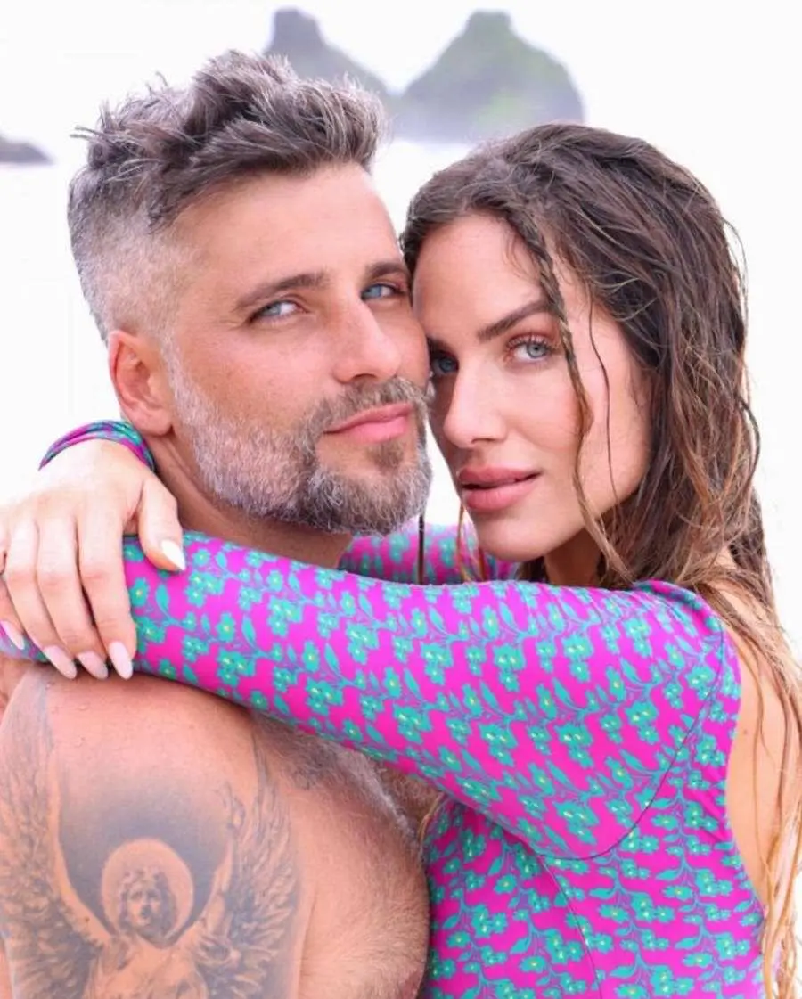 Foto de Bruno Gagliasso e Giovanna Ewbank, com Giovanna usando maiô da  I am G