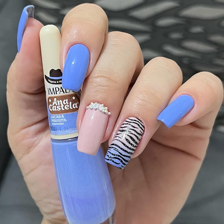Unhas decoradas em tons de azul com Glitter, estampa de zebra e pedraria de pérola