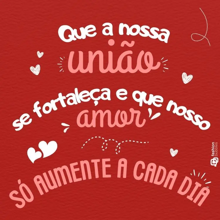Imagem com fundo vermelho e textura sutil, apresentando a frase em destaque: "Que a nossa união se fortaleça e que nosso amor só aumente a cada dia" em tons de branco e rosa. Desenhos de corações decoram ao redor.