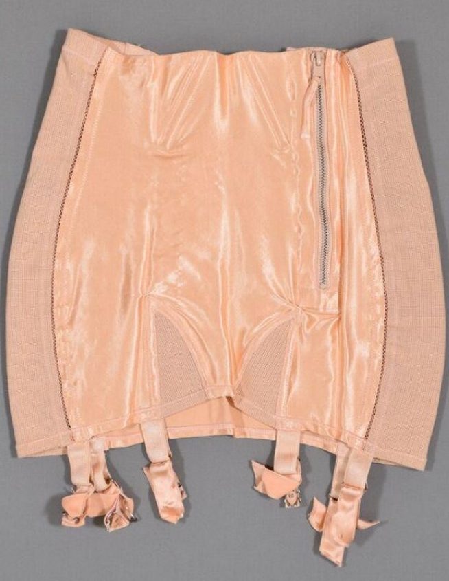 Foto de um corset com ligas nude com um zíper de metal na lateral
