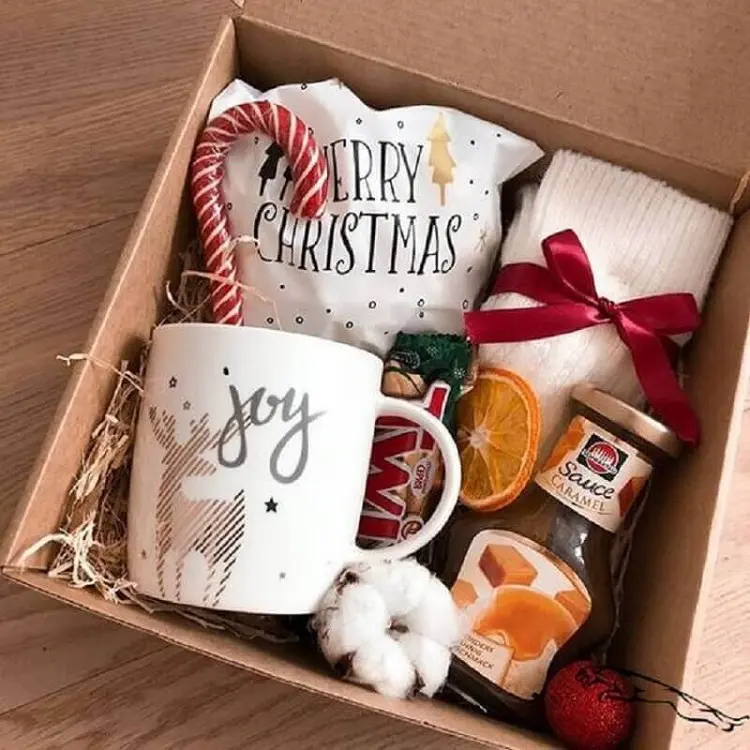 foto de caixa de presente para Natal, com caneca e doces 