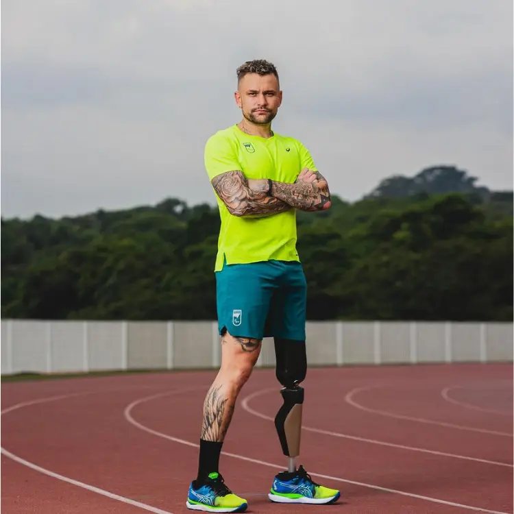 foto do atleta paralímpico Vinícius Rodrigues. O esportista está em pé e com os braços cruzados