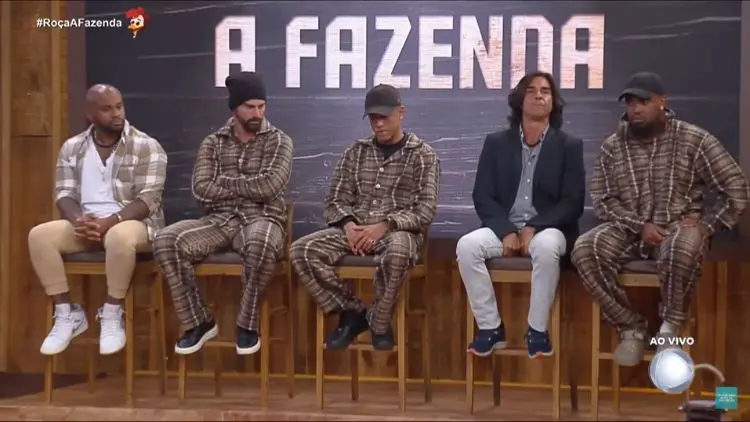 foto dos 5 roceiros sentados no banquinho após a formação da Roça da Fazenda