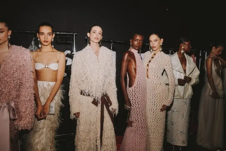 Foto de modelos nos bastidores do desfile da Charth para a coleção "Action"