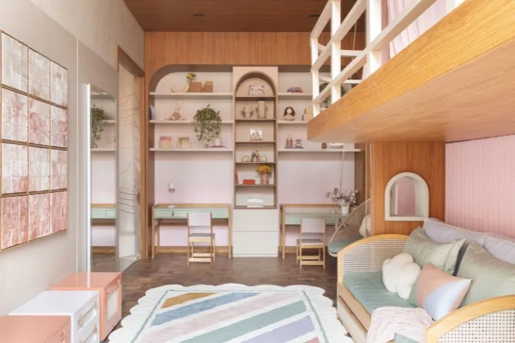 Quarto infantil em tons pastéis e com móveis de madeira, detalhes em nuvens e tapete colorido 