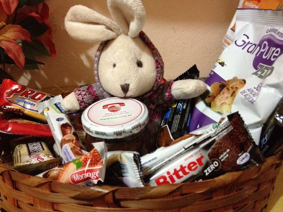 Cesta de Páscoa com doces zero açúcar e coelho de pelúcia