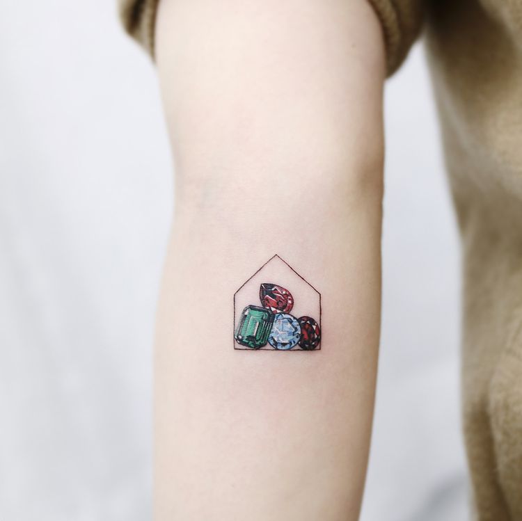 tatuagem que imita pedras preciosas