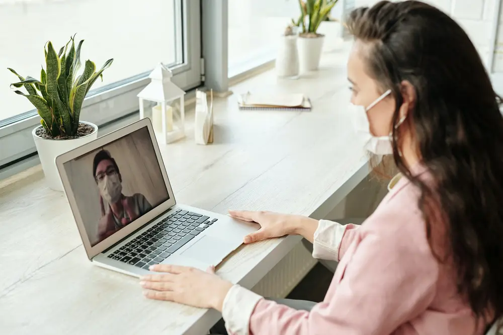 mulher fazendo videochamada de máscara Tecnologia 5G