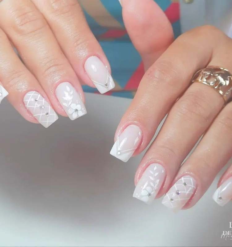 Unhas quadradas com desenhos variados, como flores, tela e francesinha