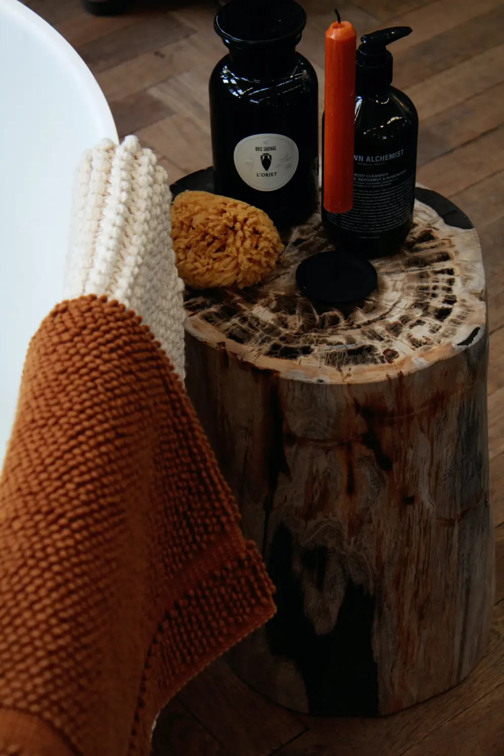 Ritual de banho da lua cheia - Produtos, velas e toalhas na lateral da banheira