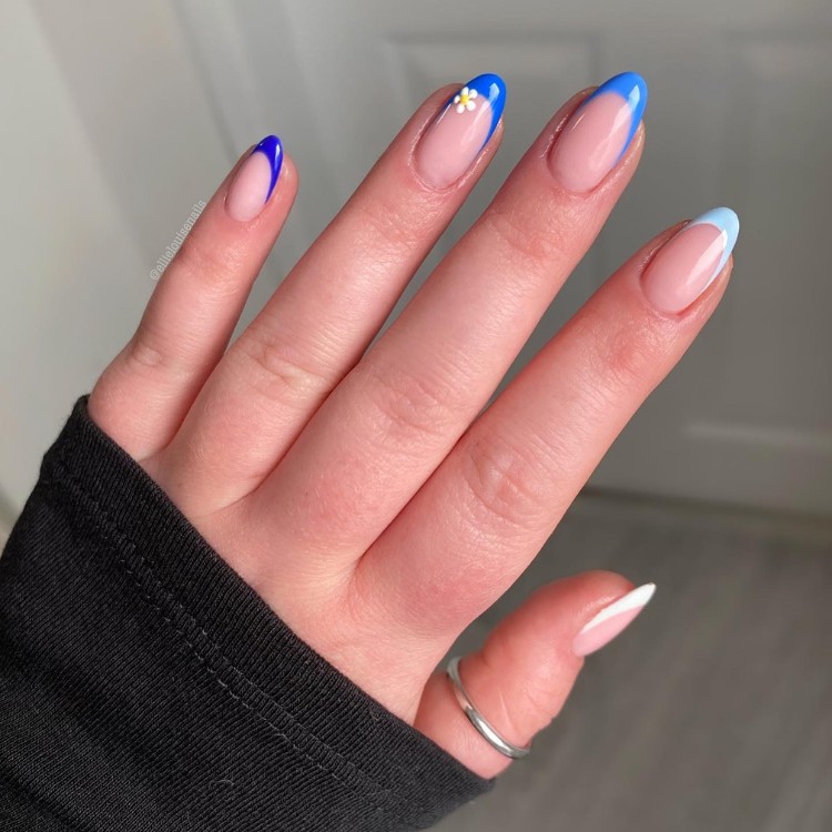 Unhas almond com base nude e francesinhas em tons de azul