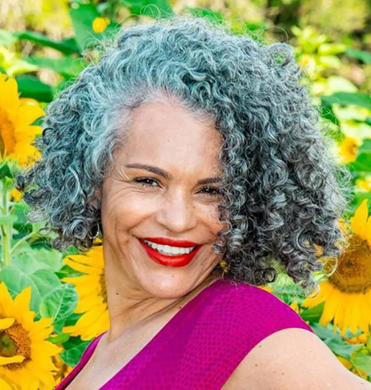 Mulher com seus cachos grisalhos, cabelos brancos naturais