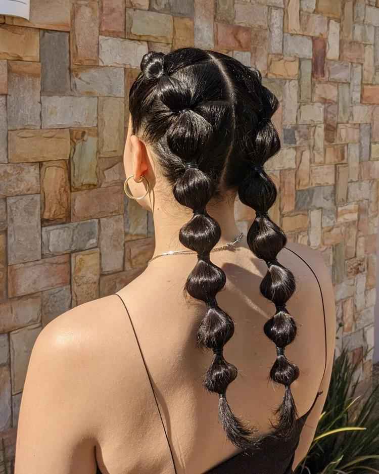 mulher com duas tranças de bolhas em cabelo castanho