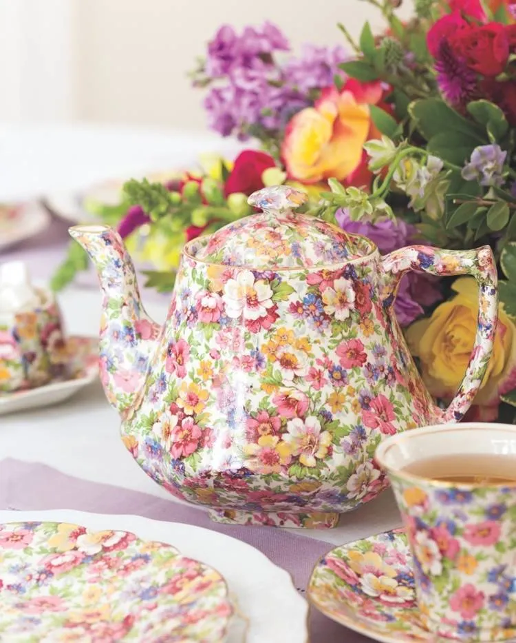 Conjunto de bule e xícaras com estampa de chita ou chintz