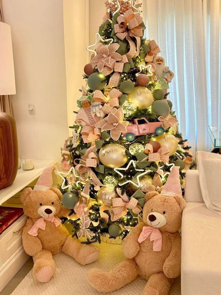 Árvore com enfeites em tons pastel, uma das tendências de decoração para o Natal 2025