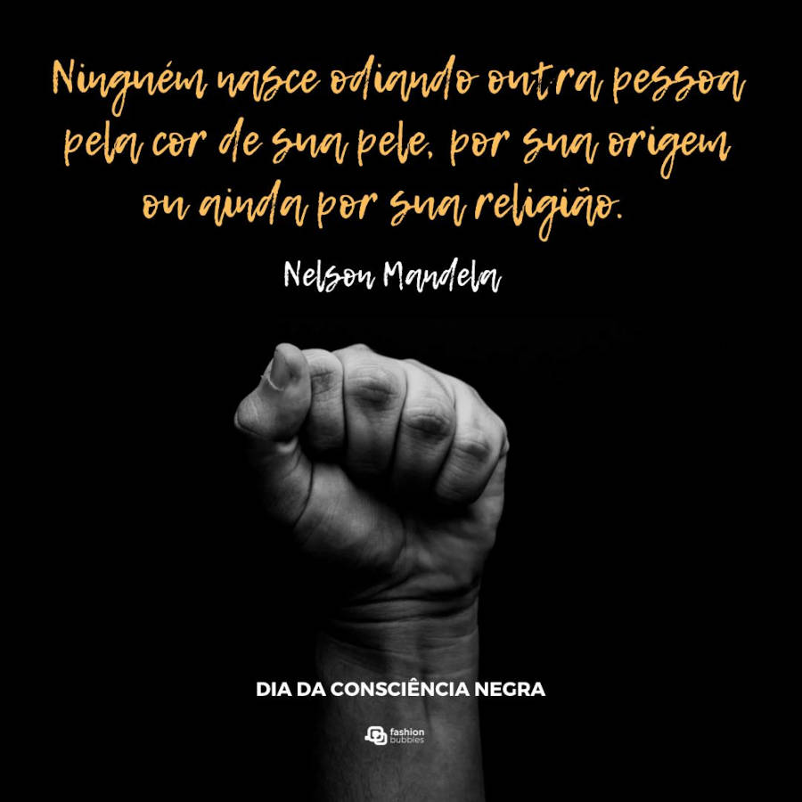Cartão virtual de fundo preto com foto de punho cerrado apontado para cima e frase "Ninguém nasce odiando outra pessoa pela cor de sua pele, por sua origem ou ainda por sua religião. Para odiar, as pessoas precisam aprender, e se podem aprender a odiar, elas podem ser ensinadas a amar." (Nelson Mandela)