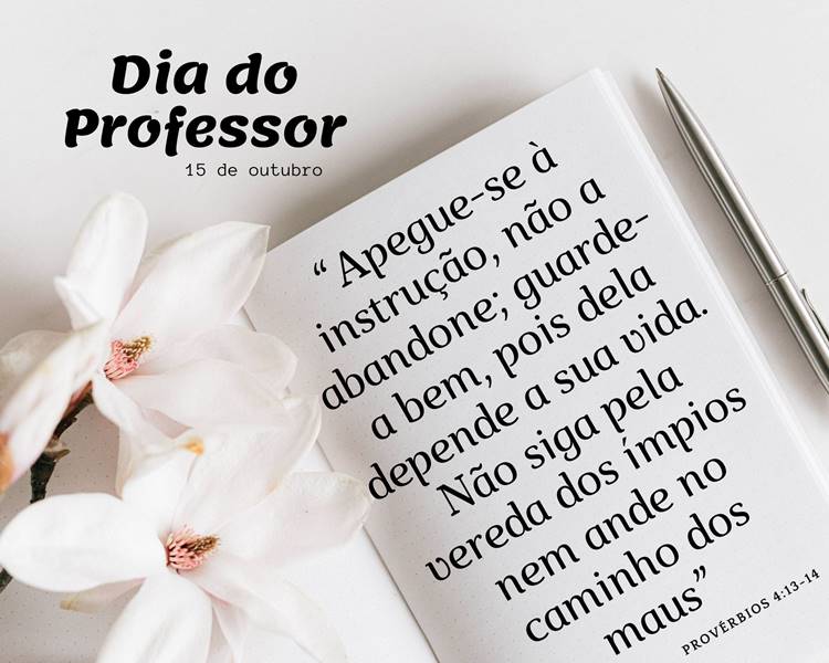 Foto de caderno aberto com frase “Apegue-se à instrução, não a abandone; guarde-a bem, pois dela depende a sua vida. Não siga pela vereda dos ímpios nem ande no caminho dos maus.” ao lado de flores brancas
