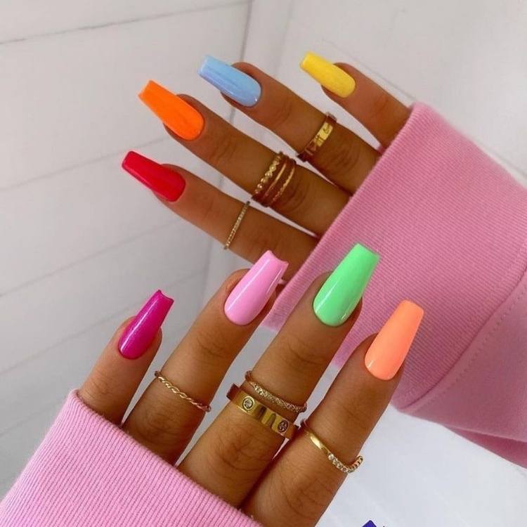 Foto unhas coloridas.