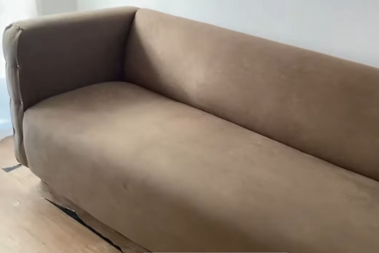 Sofá marrom de suede 