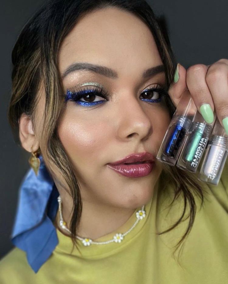 mulher com maquiagem do brasil nas cores da bandeira
