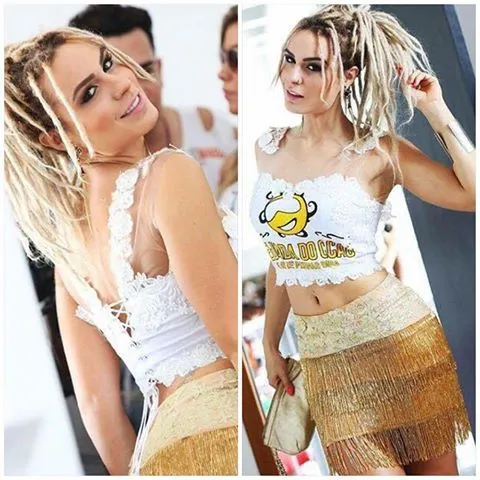 Fotos de mulher de pele clara com abadá branco customizado com renda  e tule, além de saia dourada