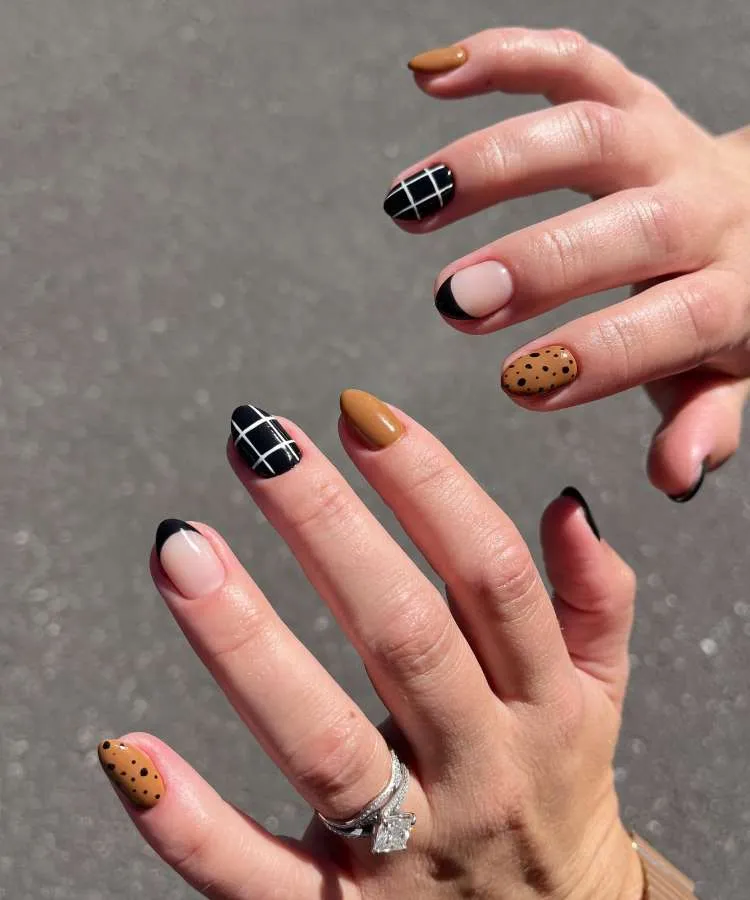 Nail art nas cores: preto, marrom, branco, bege natural. Desenho de: pintinhas, xadrez, francesinha.