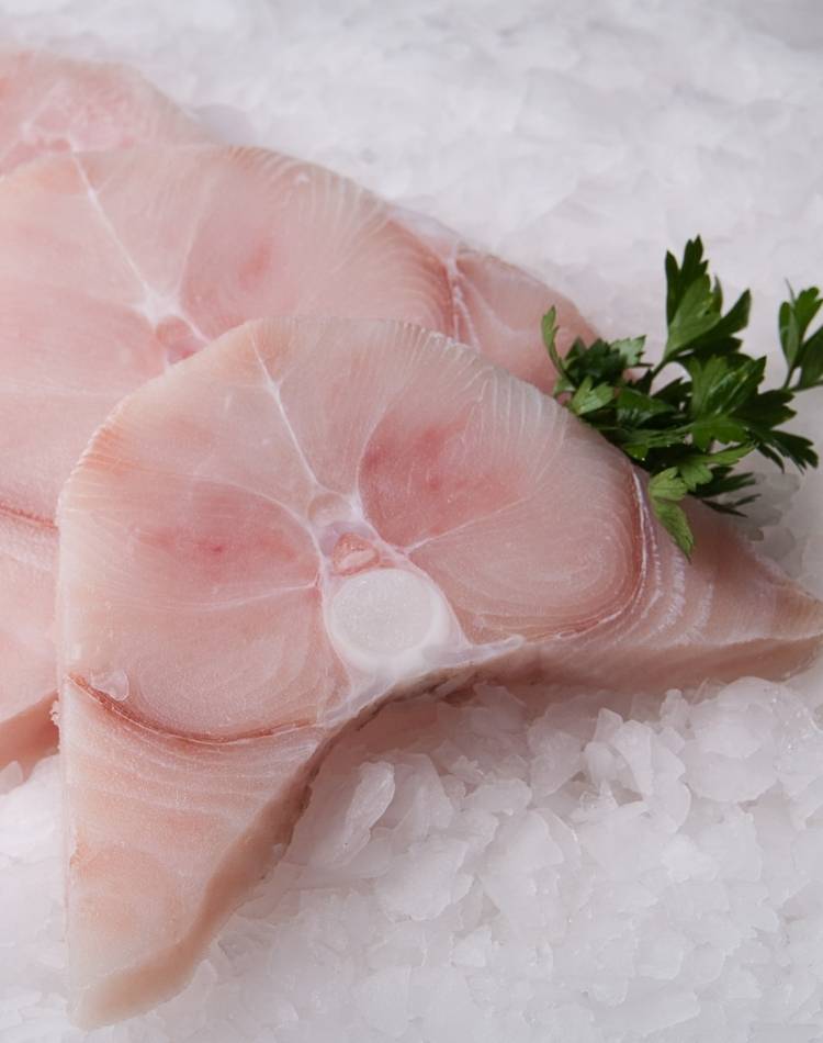 Postas de cação. Carne branca no sal com tempero.