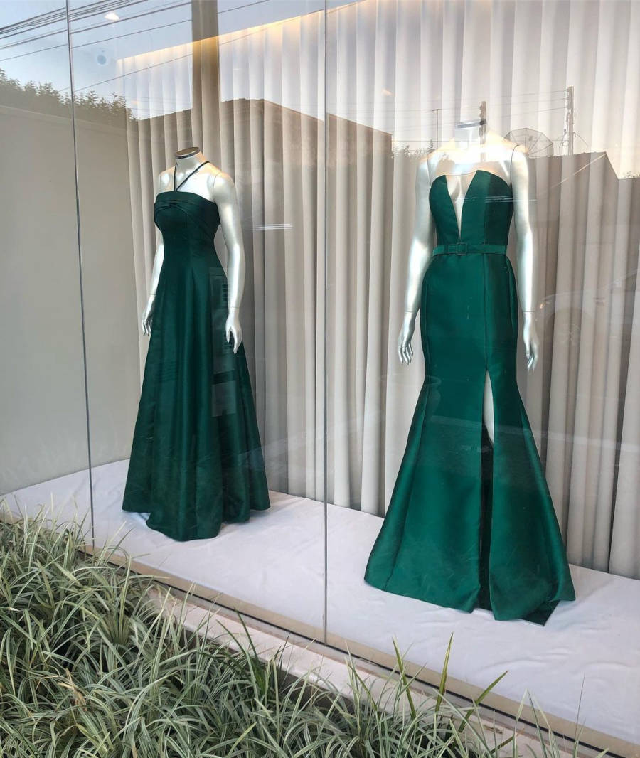 Vitrine da Copa em loja de roupas de festas.